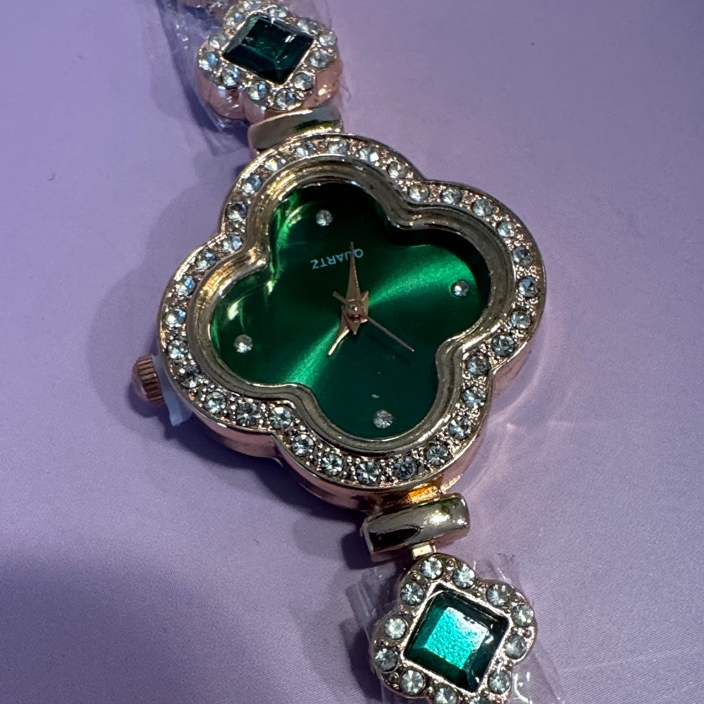 (5/3) Van Cleef style Gold-Tone Bracelet Watch with Emerald Green Stones - Picture 2 of 4